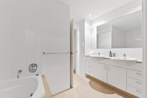 The Executive Penthouse - Sunshine Coast Guide 10