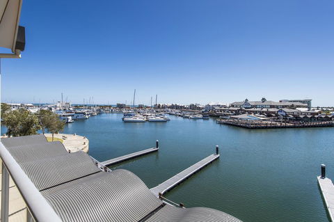 Dolphin Quay Apartments - Sunshine Coast Guide 16