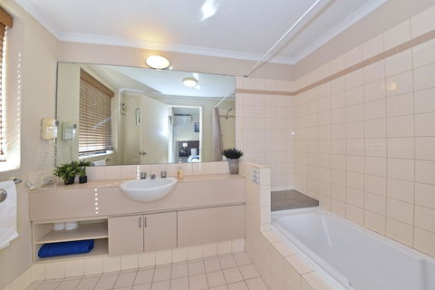 Inner Perth CBD 1X1 Apartment: 605451 - Sunshine Coast Guide 4