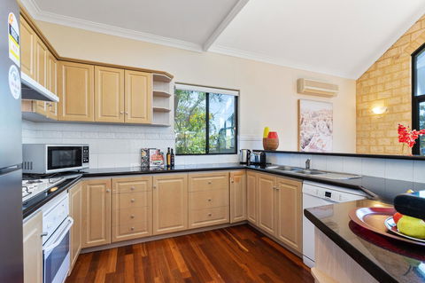 Swanview Ardross Shortstays - Sunshine Coast Guide 7