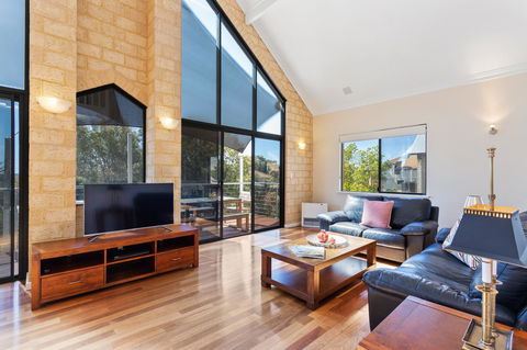 Swanview Ardross Shortstays - Sunshine Coast Guide 2