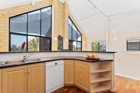 Swanview Ardross Shortstays - Sunshine Coast Guide 8