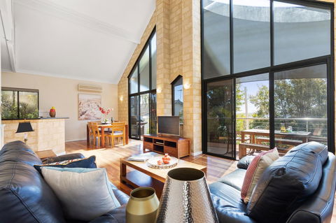 Swanview Ardross Shortstays - Sunshine Coast Guide 1