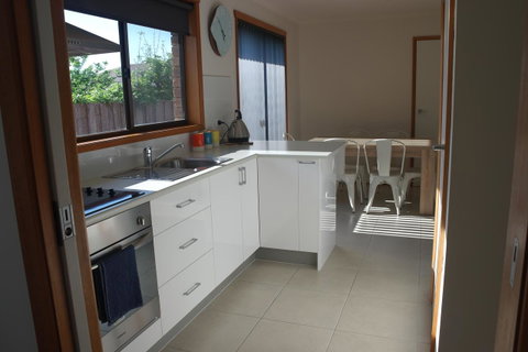 Modern 2 Bedroom Appartment - Sunshine Coast Guide 3