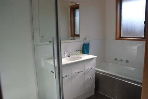 Modern 2 Bedroom Appartment - Sunshine Coast Guide 11