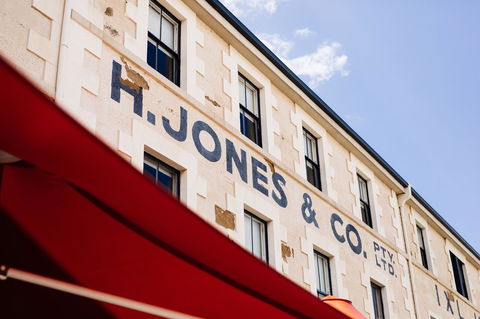 The Henry Jones Art Hotel - Sunshine Coast Guide 0