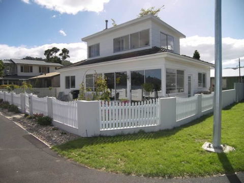 The Ultimate Beach House - Sunshine Coast Guide 10
