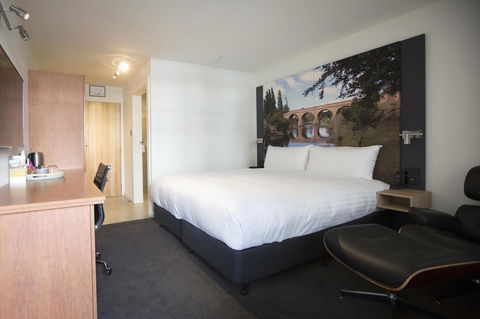 Hotel Launceston - Sunshine Coast Guide 1