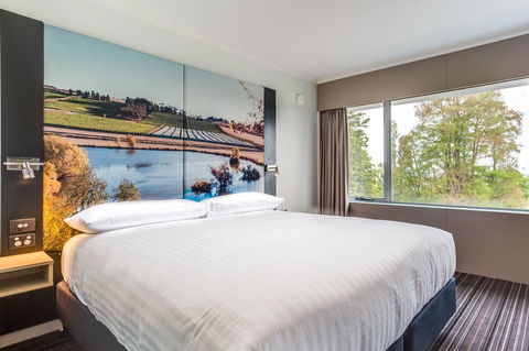 Hotel Launceston - Sunshine Coast Guide 2