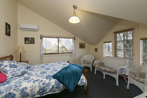 Neverinn - Sunshine Coast Guide 2