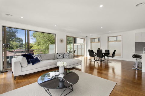 NEW Inner Melb Luxury Modern Grand Holiday House - Great Location, Wifi, Parking - Sunshine Coast Guide 1