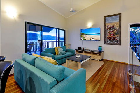 NEWLY BEAUTFULLY RENOVATED 16 The Casuarina - 3 Bedroom House With 180 Degree Ocean Views - Sunshine Coast Guide 3