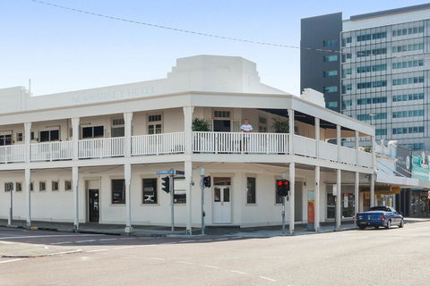 Newmarket Hotel - Sunshine Coast Guide 2
