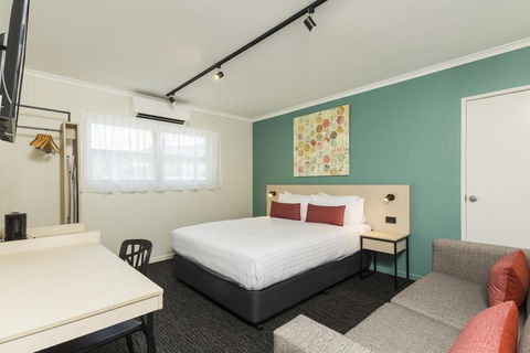 Nightcap At Balaclava Hotel - Sunshine Coast Guide 0