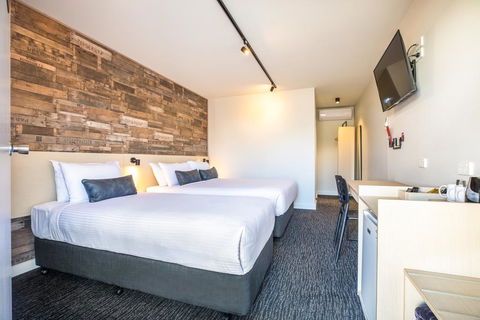 Nightcap At Westside Hotel - Sunshine Coast Guide 0