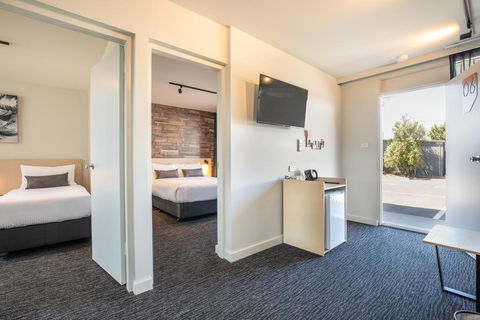 Nightcap At Westside Hotel - Sunshine Coast Guide 3
