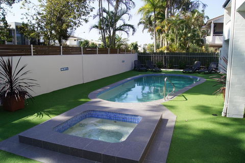 Noosa Parade Holiday Inn - Sunshine Coast Guide 0