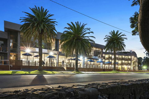 North Pier Hotel - Sunshine Coast Guide 0