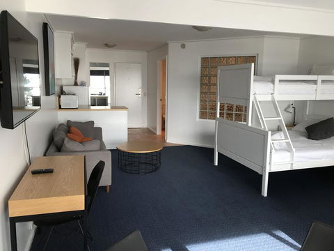 North Pier Hotel - Sunshine Coast Guide 2