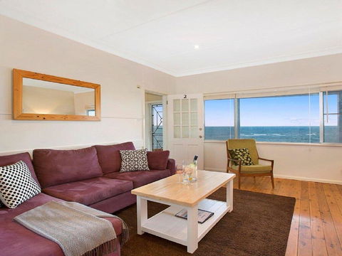 Ocean Blue Apartment Two - Oceanfront Apartment - Sunshine Coast Guide 0