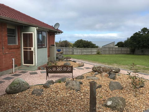 OCEAN BREEZE - Sunshine Coast Guide 2