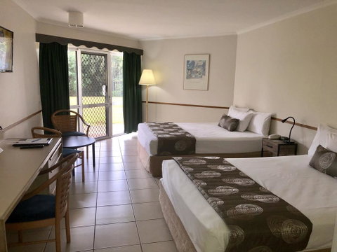 Ocean International Hotel - Sunshine Coast Guide 1