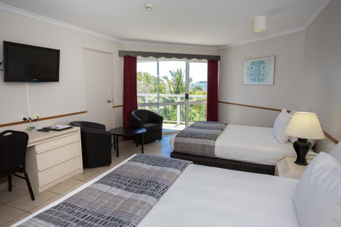Ocean International Hotel - Sunshine Coast Guide 3