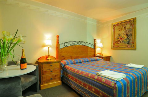 Olympia Motel - Sunshine Coast Guide 1