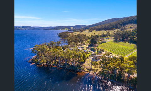 On The Huon River - Sunshine Coast Guide 2