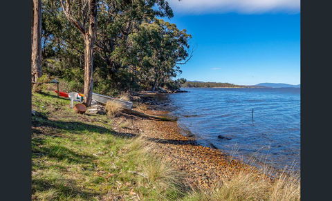 On The Huon River - Sunshine Coast Guide 1
