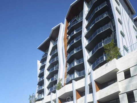 ONE OAK (693I) - Sunshine Coast Guide 1