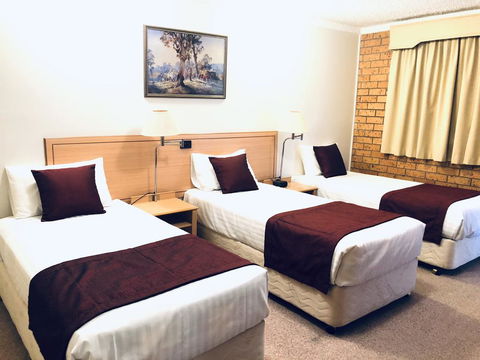 OVERLANDER MOTOR LODGE - Sunshine Coast Guide 2