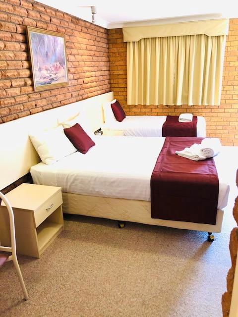 OVERLANDER MOTOR LODGE - Sunshine Coast Guide 3