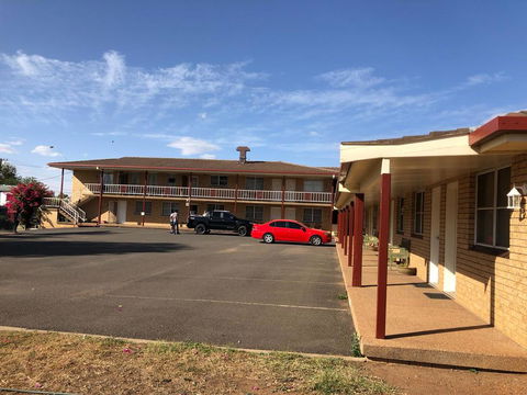OVERLANDER MOTOR LODGE - Sunshine Coast Guide 0