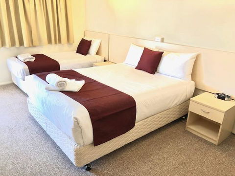 OVERLANDER MOTOR LODGE - Sunshine Coast Guide 1