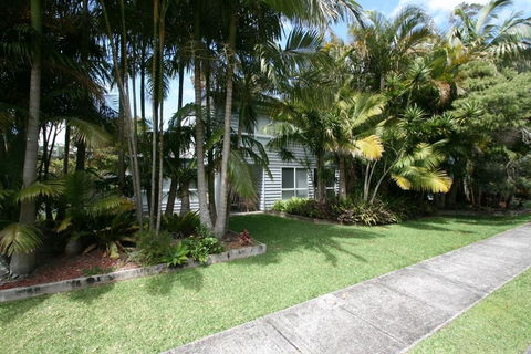 PACIFIC PALMS - Sunshine Coast Guide 1