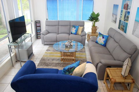 PACIFIC PALMS - Sunshine Coast Guide 3