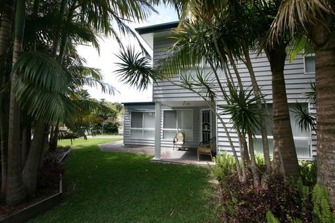 PACIFIC PALMS - Sunshine Coast Guide 2