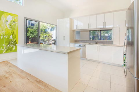 PALM COURT RETREAT - MORNINGTON - Sunshine Coast Guide 3