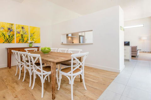 PALM COURT RETREAT - MORNINGTON - Sunshine Coast Guide 1