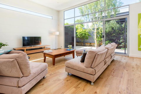 PALM COURT RETREAT - MORNINGTON - Sunshine Coast Guide 0