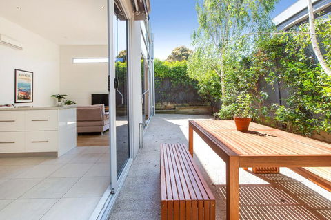 PALM COURT RETREAT - MORNINGTON - Sunshine Coast Guide 2