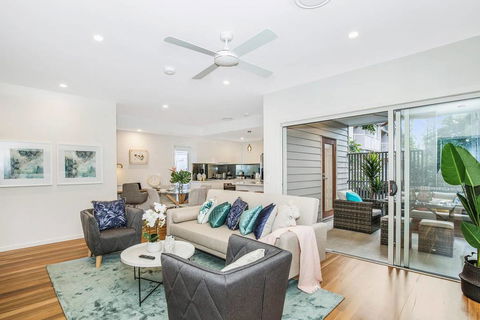 Park Avenue Townhouse Retreat Brisbane Sleeps 10 - Sunshine Coast Guide 0