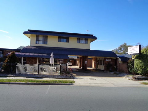 Parkway Motel - Sunshine Coast Guide 0