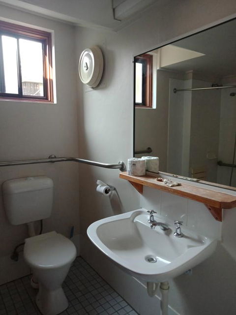 Parkway Motel - Sunshine Coast Guide 3