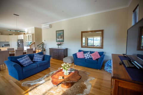 Paula's Place 8 Ti Tree Close Robe - Sunshine Coast Guide 0