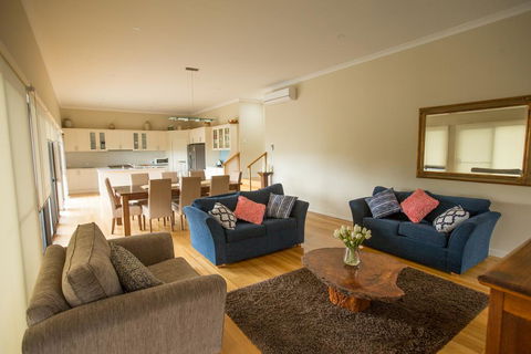 Paula's Place 8 Ti Tree Close Robe - Sunshine Coast Guide 2