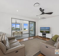 Pearls on Sapphire Beach - Sunshine Coast Guide