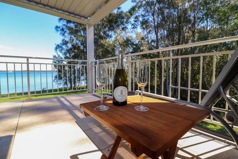 Pelican Escape Executive Home At Raffertys Resort - Sunshine Coast Guide 3