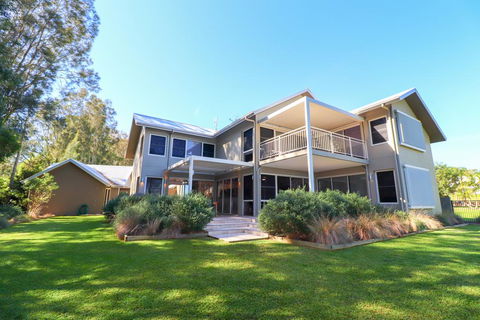Pelican Escape Executive Home At Raffertys Resort - Sunshine Coast Guide 2
